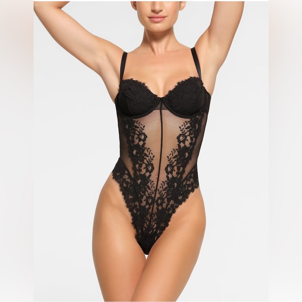 SKIMS NWT LACE LINED BALCONETTE THONG BODYSUIT MEDIUM ONYX